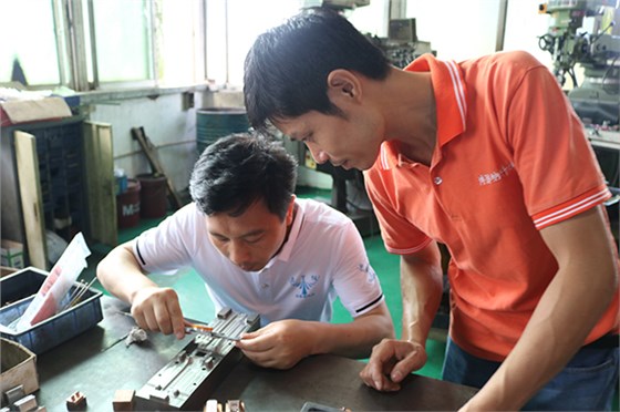 塑膠模具加工廠——專注為客戶打造高品質(zhì) 塑膠模具加工廠——專注為客戶打造高品質(zhì)