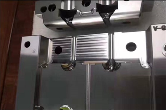 深圳藍(lán)牙耳機(jī)模具哪家好？博騰納出品耳機(jī)有分模線但你看不見！