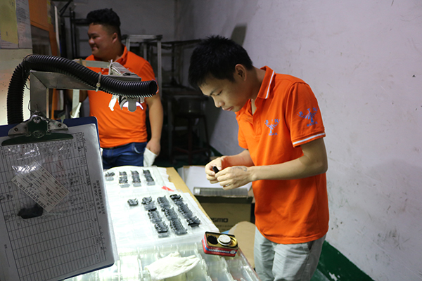 注塑模具制造廠：藍(lán)牙耳機(jī)模具你知多少，一測(cè)便知曉