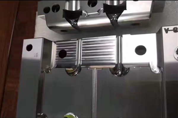 深圳藍牙耳機模具哪家好？博騰納出品耳機有分模線但你看不見！