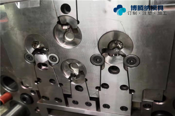 深圳耳機塑膠模具廠哪家好？博騰納300家企業(yè)口碑認(rèn)可